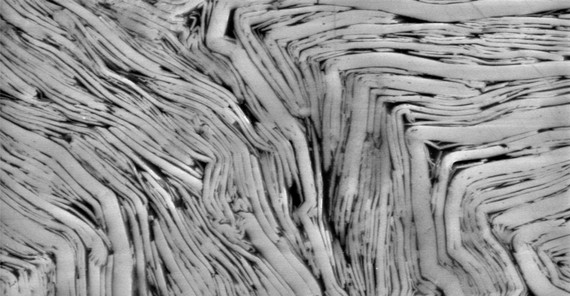 Eine unter dem Rasterelektronenmikroskop sichtbar gemachte Verfaltung von Glimmer (Muskovit) im Mikrometer-Bereich unter einachsiger Kompression bei 200 MPa. | Quelle: Santanu Misra Eine unter dem Rasterelektronenmikroskop sichtbar gemachte Verfaltung von Glimmer (Muskovit) im Mikrometer-Bereich unter einachsiger Kompression bei 200 MPa. | Quelle: Santanu Misra