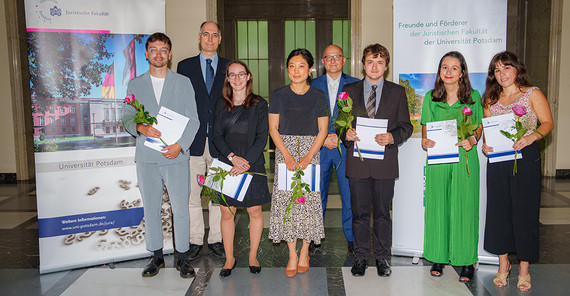 Gruppe von Menschen mit Urkunden