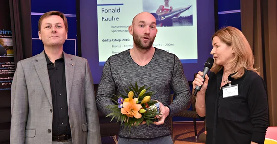 drei Menschen posieren auf einem Empfang für ein Foto