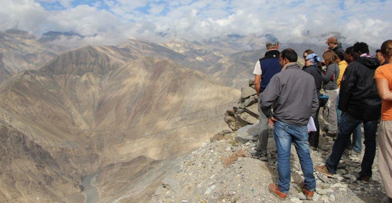 Blick in die Tiefe und auf den Tethys-Himalaya. Foto: L. Heinecke Blick in die Tiefe und auf den Tethys-Himalaya. Foto: L. Heinecke