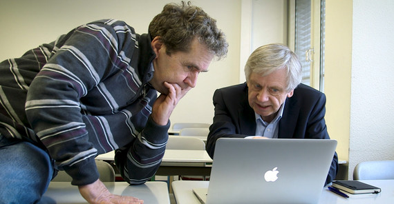 In gemeinsamer Forschung vertieft wie am ersten Tag – Linguist Gisbert Fanselow und Psychologie Reinhold Kliegl, 2014 | Foto: ZIM In gemeinsamer Forschung vertieft wie am ersten Tag – Linguist Gisbert Fanselow und Psychologie Reinhold Kliegl, 2014 | Foto: ZIM