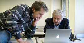 In gemeinsamer Forschung vertieft wie am ersten Tag – Linguist Gisbert Fanselow und Psychologie Reinhold Kliegl, 2014 | Foto: ZIM