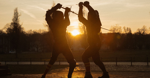 Beim Sportfechten gibt es eine lange, ungebrochene Tradition und etablierte Regeln. Zwei Schwertkämpfer am Campus Neues Palais.