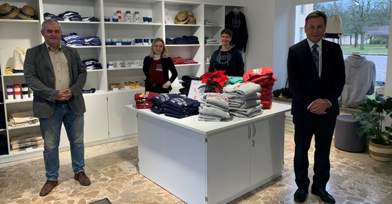 UniShop in Präsenz auf dem Campus Am Neuen Palais | Foto: A. Horn-Conrad Auf dem Bild sind vier Personen zu sehen: Prof. Oliver Günther, Ph.D. (r.) und der Geschäftsführer der UP Transfer GmbH, Dr. Andreas Bohlen (l.) bei der Eröffnung des UNIShops am Neuen Palais. Im Hintergrund Projektleiterin Dr. Franziska Pruin (r.) und Magdalena Kasberger (l.) vom Lehrstuhl Marketing. Beim Anklicken öffnet sich das Bild im neuen Fenster.