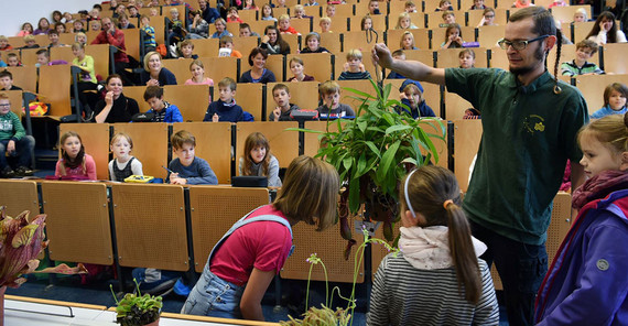 Steffen Ramm führt durch die Welt der fleischfressenden Pflanzen. | Foto: Karla Fritze Steffen Ramm vom Botanischen Garten führt durch die Welt der fleischfressenden Pflanzen.