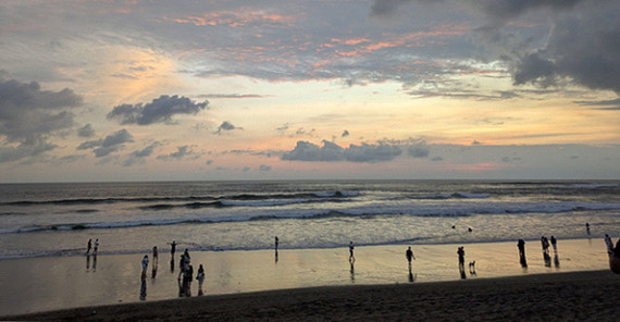 Strand auf Bali in stimmungsvollem Sonnenuntergang.