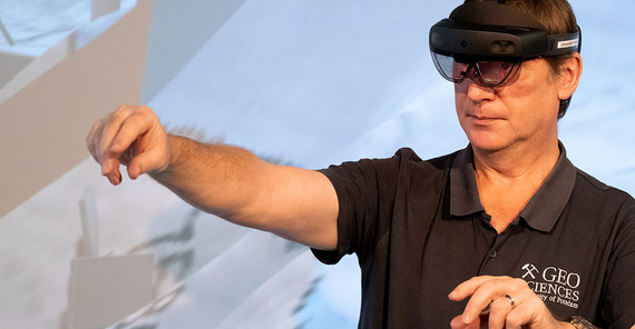 Geowissenschaftler Dr. Gerold Zeilinger mit AR-Brille Geowissenschaftler Dr. Gerold Zeilinger mit AR-Brille
