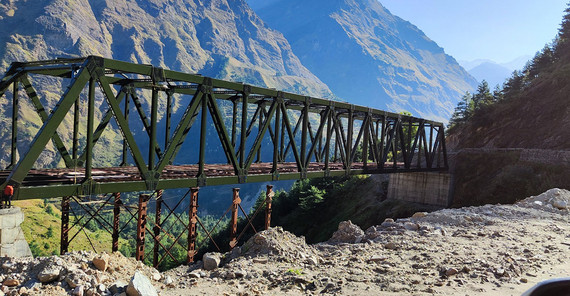 Neubau einer Brücke am Dhauliganga. Neubau einer Brücke am Dhauliganga.