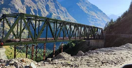 Neubau einer Brücke am Dhauliganga.
