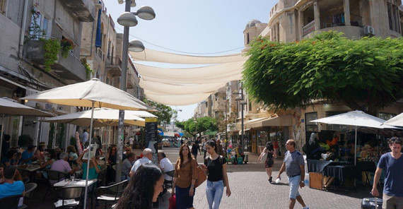 Shuk Ha´Carmel Der Shuk Ha´Carmel, eine volle Shoppingmeile mit vielen kleinen Straßencafés.
