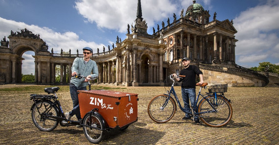 Thomas Roese (li.) und Martin Klier (re.) vom ZIM bei der Übergabe "ihrer" Campusräder, die sie als Paten betreuen. | Foto: Tobias Hopfgarten Thomas Roese (li.) und Martin Klier (re.) vom ZIM bei der Übergabe "ihrer" Campusräder, die sie als Paten betreuen. | Foto: Tobias Hopfgarten