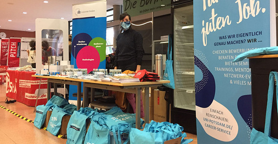 Stand des ZfQ-Bereichs „Career Service und Universitätskolleg“ beim „WarmUP“ 2020 | Foto: ZfQ Stand des ZfQ-Bereichs „Career Service und Universitätskolleg“ beim „WarmUP“ 2020 | Foto: ZfQ