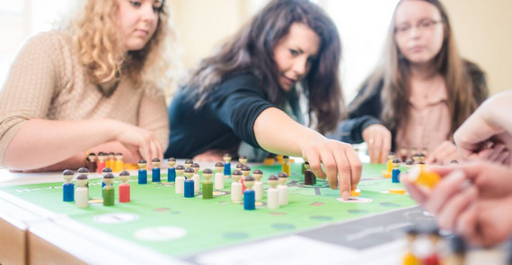 Das Planspiel „Wir sind Brandenburg – Demographic Games 3000“ soll die Herausforderungen des demografischen Wandels für Schülerinnen und Schüler begreifbar machen. Foto: Netzwerk Studienorientierung BB/Matthias Friel Das Planspiel „Wir sind Brandenburg – Demographic Games 3000“ soll die Herausforderungen des demografischen Wandels für Schülerinnen und Schüler begreifbar machen. Foto: Netzwerk Studienorientierung BB/Matthias Friel