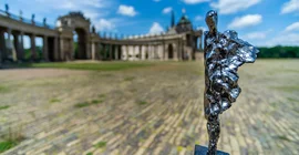 Physischer Voltaire-Preis vor der Kolonnade am Neuen Palais.