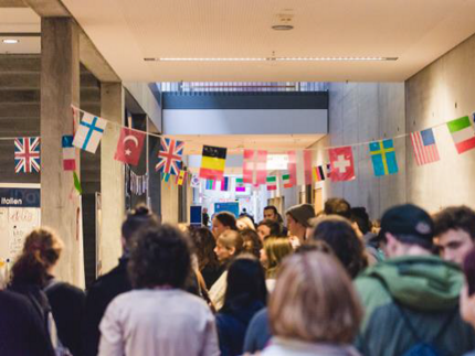 | Ländertische beim International Day