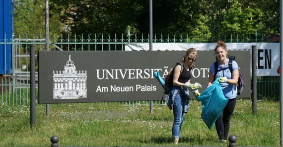 Bei der Putzaktion im Frühjahr 2018 (Annika Koch) Zwei Mädchen Bei der Putzaktion im Frühjahr 2018 (Annika Koch)