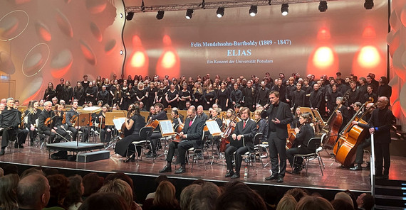 Orchester Sinfonietta Potsdam und der Chor Campus Cantabile im Nikolaisaal. Orchester auf der Bühne des Nikolaisaals beim Jubiläumskonzert.
