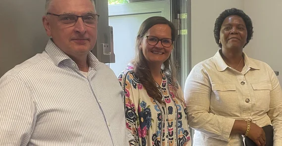 Die Botschafterin der Republik Zimbabwe I.E. Alice Mashingaidze mit Projektleiter Prof. Dr. Manfred Rolfes und Dr. Pola Serwene.