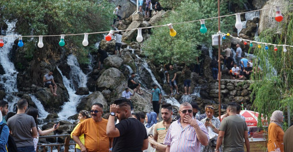 Unterwegs im Irak, Tag 9 und 10 Das Bild zeigt einen anderen Wasserfall – und auch dieser wird von den Einheimischen gern besucht. Das Foto ist von Valentina Meyer-Oldenburg.