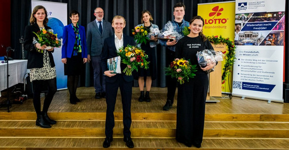 Bettr World Award UP 2021 verliehen | Foto: Adam Sevens. Dr. Julian Risch ist in der Bildmitte zu sehen. Das Foto ist von Adam Sevens.