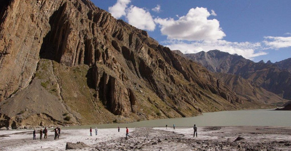 Ein Schlammmurenkegel, der den Pin-Fluss zu einem See aufstaut. Im Vordergrund sieht man Salzausfällungen. Foto: F. Hanf Ein Schlammmurenkegel, der den Pin-Fluss zu einem See aufstaut. Im Vordergrund sieht man Salzausfällungen. Foto: F. Hanf