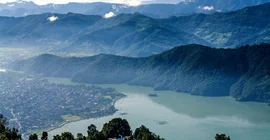Phewa Lake, eine Attraktion der Stadt Pokhara. Der See wurde durch Schutt aus dem Hohen Himalaya gestaut. Ob dies infolge der großen mittelalterlichen Erdbeben passierte, ist noch unklar. Foto: Oliver Korup