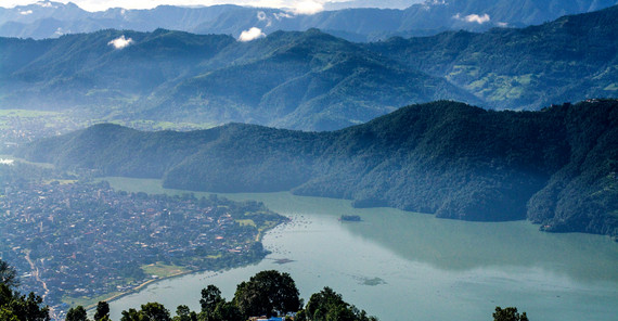 Phewa Lake, eine Attraktion der Stadt Pokhara. Der See wurde durch Schutt aus dem Hohen Himalaya gestaut. Ob dies infolge der großen mittelalterlichen Erdbeben passierte, ist noch unklar. Foto: Oliver Korup Phewa Lake, eine Attraktion der Stadt Pokhara. Der See wurde durch Schutt aus dem Hohen Himalaya gestaut. Ob dies infolge der großen mittelalterlichen Erdbeben passierte, ist noch unklar. Foto: Oliver Korup
