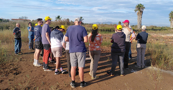 Die Gruppe lässt sich die bisherigen Erkenntnisse über die Ausgrabungsstätte erklären Die Gruppe lässt sich die bisherigen Erkenntnisse über die Ausgrabungsstätte erklären