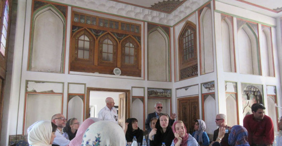 Exkursionsteilnehmer in den Räumen der Tabriz Islamic Arts University, Foto: N. Riemer Exkursionsteilnehmer in den Räumen der Tabriz Islamic Arts University, Foto: N. Riemer