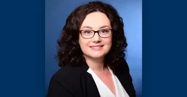 Portraitfoto von Absolventin Adela Gigea.