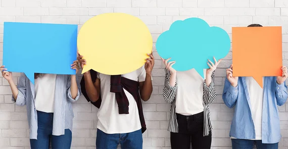 Eine Reihe von Menschen vor einer Wand. Ihre Gesichter verdecken sie mit großen bunten Sprech- oder Denkblasen.