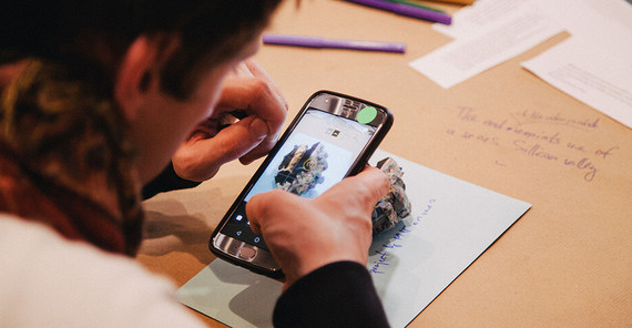 Eine Person schaut auf ein Smartphone.