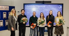 Einige Personen bei einer Preisverleihung