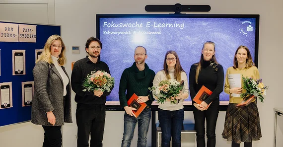 Einige Personen bei einer Preisverleihung