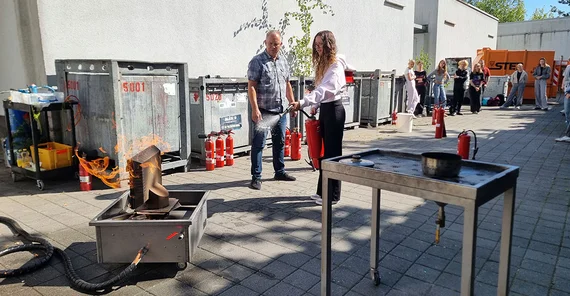 Brandschutzübung im Rahmen der Erstunterweisung in Arbeits- und Umweltschutz