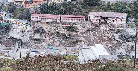 Ein vom Fluss unterspültes Gebäude in der Pilgerstadt Badrinath. Ein vom Fluss unterspültes Gebäude in der Pilgerstadt Badrinath.