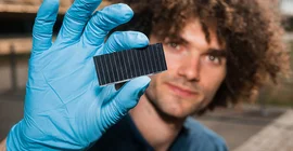Physicist Felix Lang holds a solar cell.