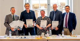 Nach der Vertragsunterzeichnung, Foto: Karla Fritze