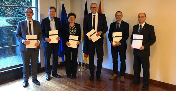 Von li Von links nach rechts: Prof. Dr. David Alis (Präsident der Université de Rennes 1), Prof. Dr. Oliver Günther (UP), Prof. Dr. Alessandra Carucci (Vizerektorin Universität Cagliari), Assoc. Prof. Mikuláš Bek (Rektor der Masaryk-Universität), Prof. Dr. Jean-François Balaudé (Präsident der Universität Paris Nanterre), Prof. Dr. József Betlehem (Vizerektor der Universität Pécs). Foto: Sonia Lehman-Frisch.