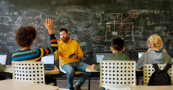 Quereinstieg in den Lehrerberuf – Ergebnisse einer Studiengangsevaluation veröffentlicht Lehrer als Quereinsteiger unterrichtet vor einer Schulklasse. Das Foto ist von AdobeStock/Svitlana.