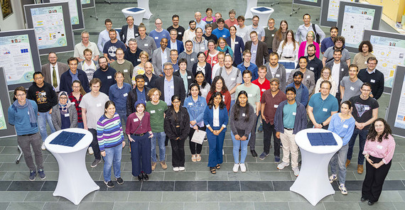 Die Forschenden des SFB 1636 Die Forschenden des Sonderforschungsbereichs „Elementarprozesse lichtgetriebener Reaktionen an Nanoskaligen Metallen“ (SFB 1636).