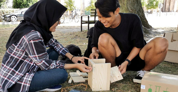 SDA-Teilnehmende bauen auf der Wiese
