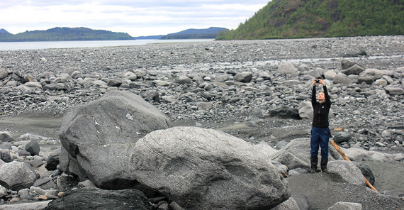 Wenn Der Desolation Lake ausbricht, ergießt sich ein Großteil seines Inhalts durch die Täler Wenn Der Desolation Lake ausbricht, ergießt sich ein Großteil seines Inhalts durch die Täler in Richtung Bucht, darunter Gesteinsbrocken so groß wie ein Truck.