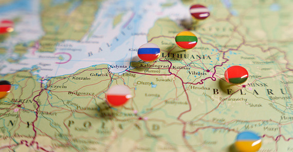 Close-up einer Landkarte des östlichen Europas. Pinnnadeln mit den jeweiligen Flaggenfarben sind in verschiedene Länder gesteckt, u.a. Deutschland, Polen und die Ukraine.