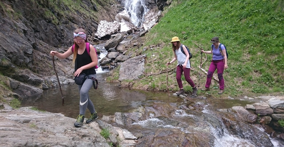 Überquerung der Gebirgsbäche. Foto: Kimminich Überquerung der Gebirgsbäche. Foto: Kimminich