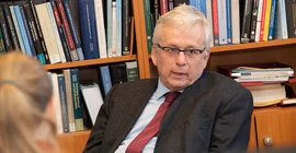 Mann im Gespräch in seinem Büro