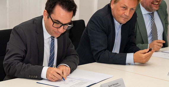 Daniel Botmann RA, Geschäftsführer des Zentralrats der Juden in Deutschland unterzeichnet Vertrag. Daniel Botmann RA, Geschäftsführer des Zentralrats der Juden in Deutschland unterzeichnet den Kooperationsvertrag.