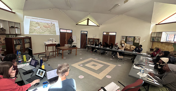 Blick in einen Seminarraum mit Teilnehmende