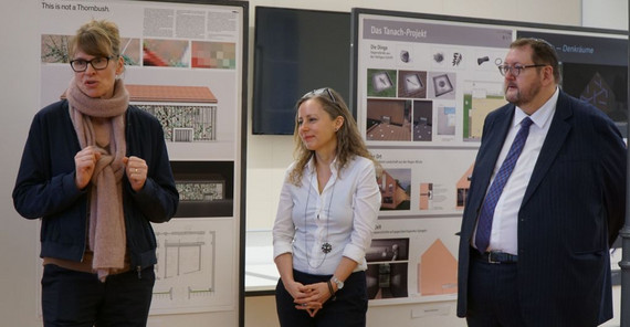 Die Künstlerin Eva Leitolf (l.) im Gespräch mit Finanzstaatssekretärin Daniela Trochowski und Rabbiner Prof. Dr. Walter Homolka. Foto: Ulrike Rehberg. Die Künstlerin Eva Leitolf (l.) im Gespräch mit Finanzstaatssekretärin Daniela Trochowski und Rabbiner Prof. Dr. Walter Homolka. Foto: Ulrike Rehberg.