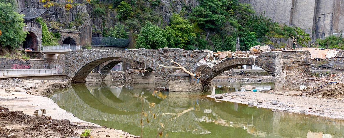 Zerstörte Brücke im Ahrtal nach der Hochwasserkatastrophe im Juli 2021. - 